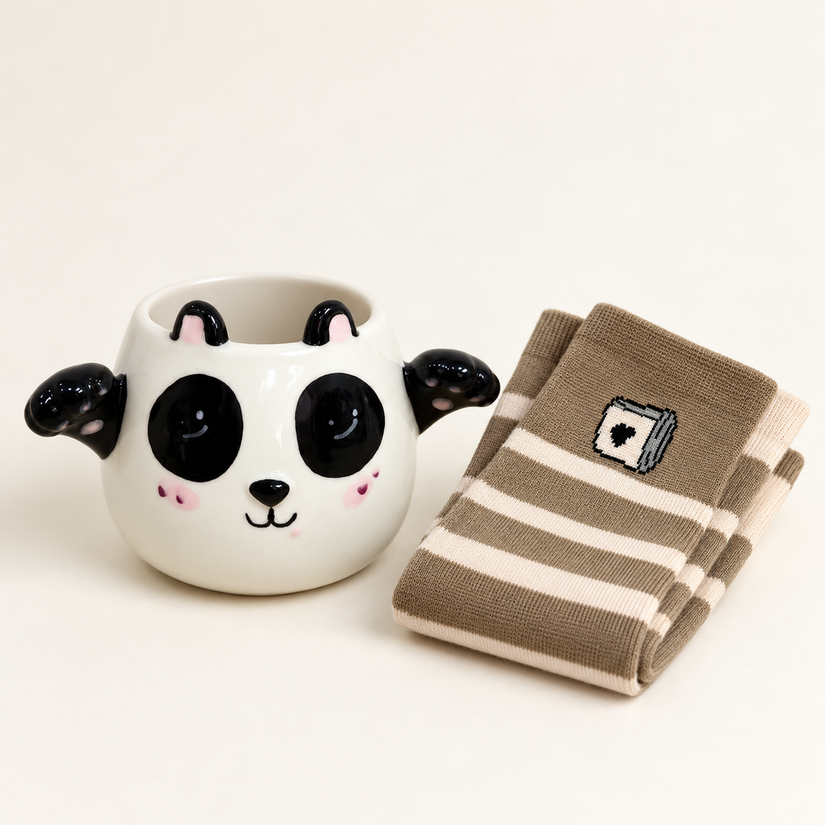 Taza panda y par de calcetines topo