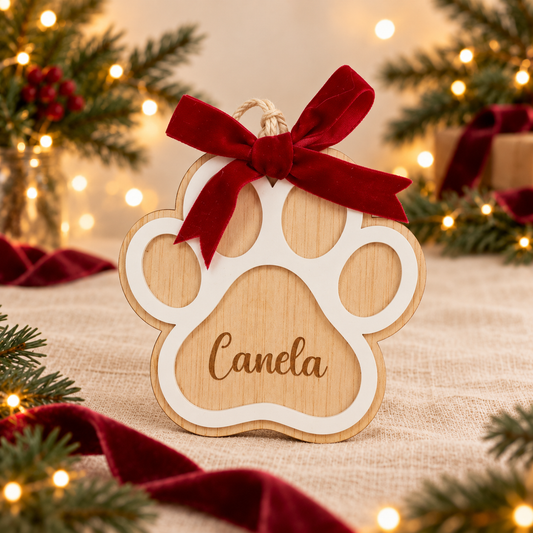 Adorno de Navidad personalizado · Huella sobre fondo crema y burdeos
