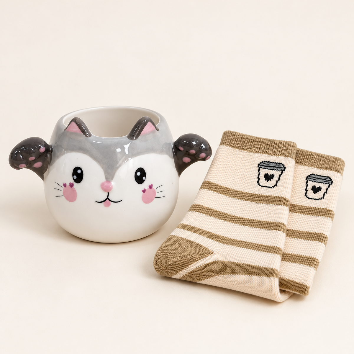 Taza gatito redondo gris y blanco con calcetines crema