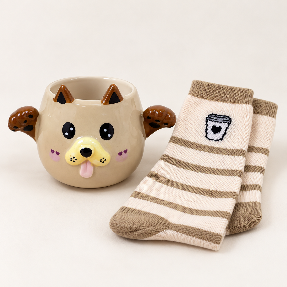 Taza perrito beige con par de calcetines crema