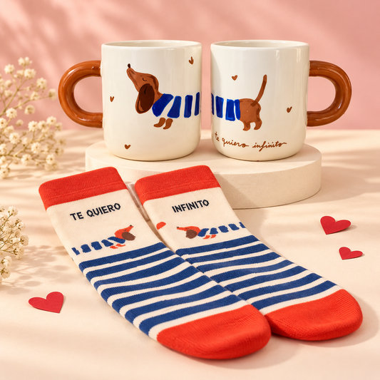 Pack Te quiero infinito: dos vistas de la taza y calcetines a juego; incluye una taza y un par de calcetines